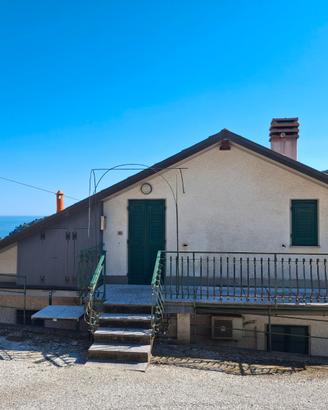 Mansarda bilocale arredata a Maxena di Chiavari