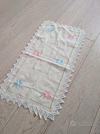 centrino ricamato a mano