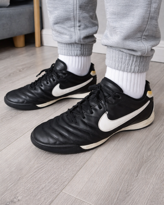 Scarpe da calcetto Nike nere con logo bianco 45