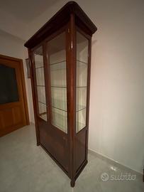 Vetrina legno rifinita elegante capiente bellissim