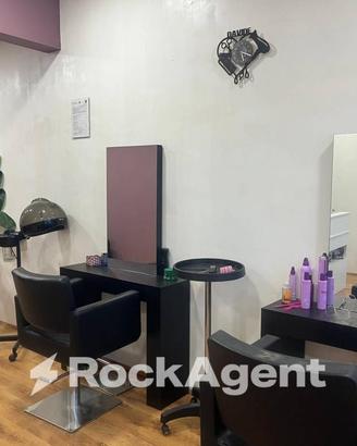 ATTIVITA' BEN AVVIATA DI PARRUCHIERE UOMO/DONNA