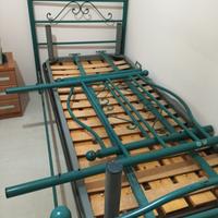 2 brande con spalliera in ferro battuto.