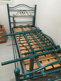 2 brande con spalliera in ferro battuto.