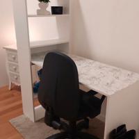 Scrivania e sedia ufficio