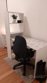 Scrivania e sedia ufficio