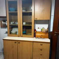 Mobile cucina con vetrinetta e cassettiera