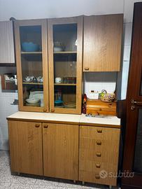 Mobile cucina con vetrinetta e cassettiera