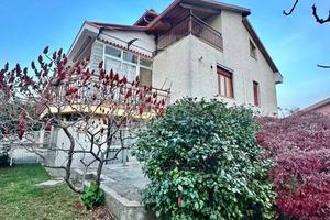 Villa di 352 m² con più di 5 locali e box auto a S