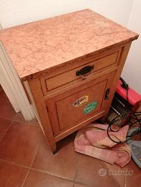 Comodini antichi in legno