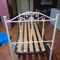letto in ferro più rete con doghe in legno.