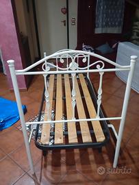 letto in ferro più rete con doghe in legno.