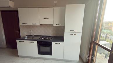 Cucina con eletrodomestici. 2.55m.