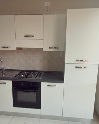 Cucina con eletrodomestici. 2.55m.