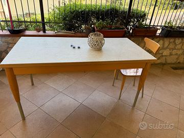 Tavolo con sedie