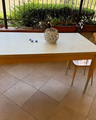 Tavolo con sedie