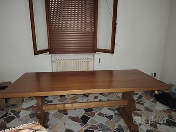 Divano e tavolo da soggiorno