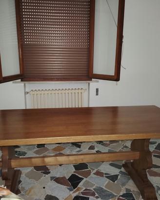 Divano e tavolo da soggiorno