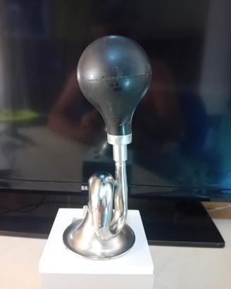 Tromba in stile retrò con palla di gomma.