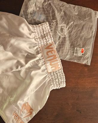 pantaloncini venum thai bianchi