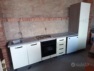 un prezzo simbolico cucina senza frigo