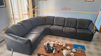 Divano in pelle ad angolo (2.40 m x 3.00 m)