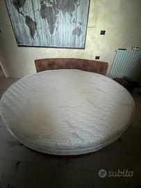 Grande letto matrimoniale rotondo con pouf e sedia