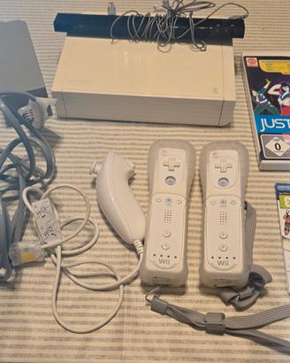 nintendo wii con Joysticks + 2 giochi