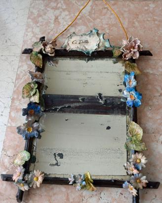 Una specchiera Liberty in ceramica di Nove