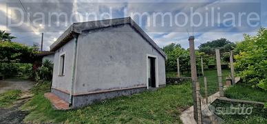 Casa di campagna con terreno a Santa Venerina