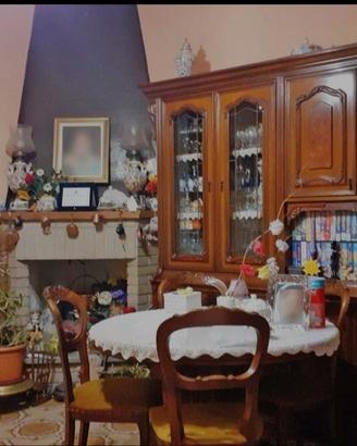 Mobile vintage sala da pranzo con vetrine