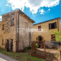 Casa Ind. da ristrutturare con Accessori e Cortile