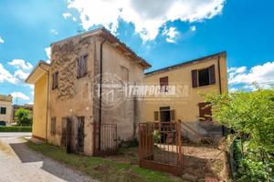 Casa Ind. da ristrutturare con Accessori e Cortile