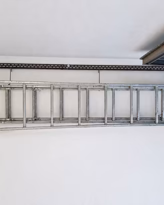 scala in alluminio  robusta, a sfilo. 