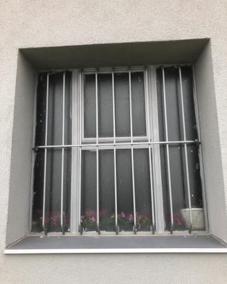 Finestre in ferro con inferriate e vetro satinato