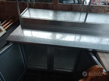 tavolo frigo con tre porte sopra  scaffale aciaio