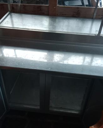 tavolo frigo con tre porte sopra  scaffale aciaio