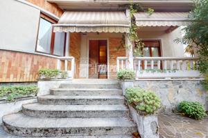 Villetta indipendente di quattrolocali in pieno ce