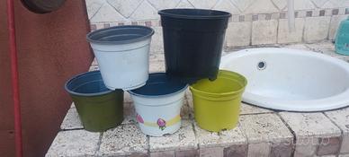 Cinque vasi colorati in Plastica