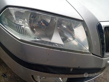 Fanale anteriore dx Skoda Octavia anno 2007
