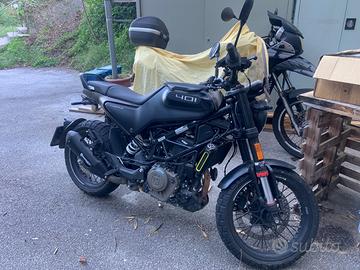 Husqvarna Svartpilen 401 (2023) 5500 km come nuova