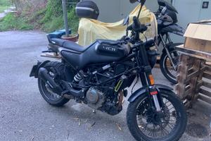Husqvarna Svartpilen 401 (2023) 5500 km come nuova