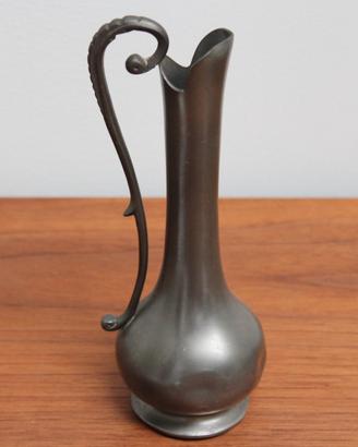 Vasetto liberty in peltro pnzonato