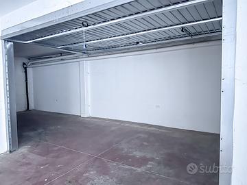 Ampio garage 30 m² - Vicinissimo alla 554