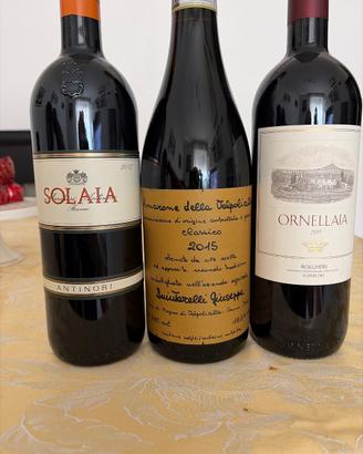 Lotto di tre pregiate bottiglie di vino italiano.