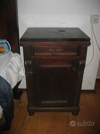 Comodino in legno massello l'inizio 900