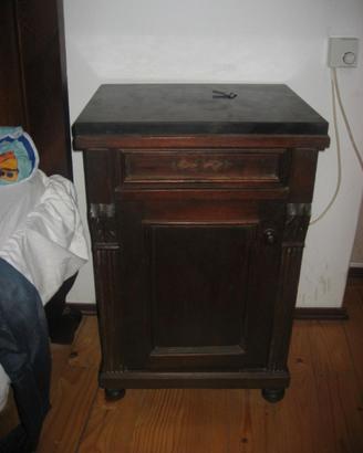 Comodino in legno massello l'inizio 900