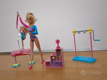 Barbie ginnasta, trave, parallele,nastro, 2 Barbie - Tutto per i bambini In  vendita a Como