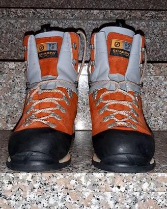 scarponi alpinismo e picozza
