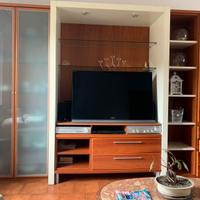 Sala con parti in legno