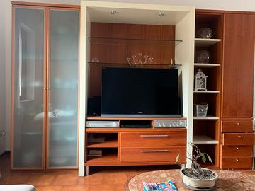 Sala con parti in legno